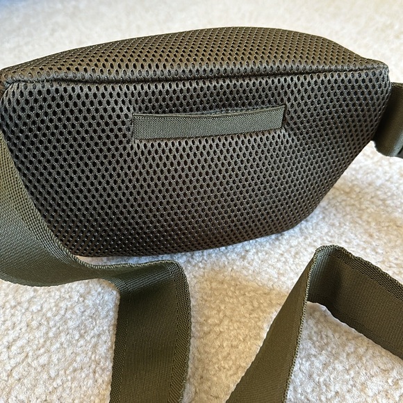 NWOT Dagne Dover Ace Fanny Pack in Dark Moss Air Mesh - Picture 4 of 6